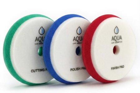 Trzy rodzaje padów polerskich AQUA z serii Pad Set: tnący zielony, polerujący niebieski i finiszowy czerwony z technologią dual foam.