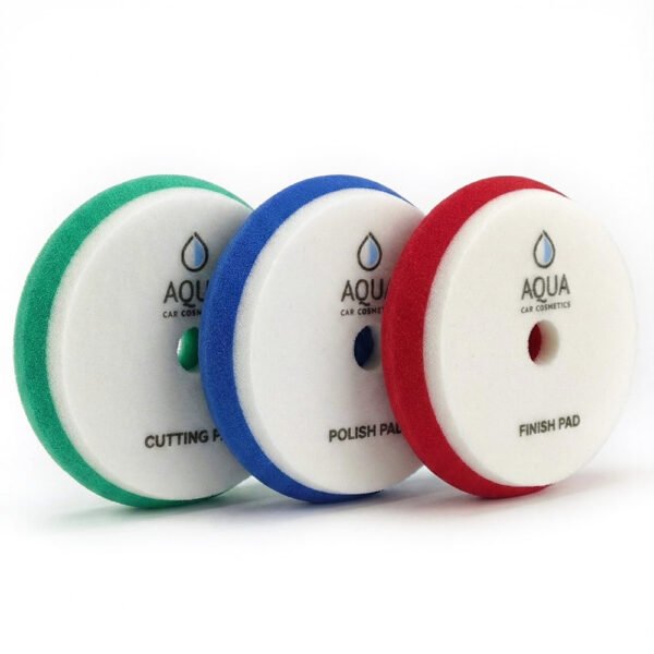 Trzy rodzaje padów polerskich AQUA z serii Pad Set: tnący zielony, polerujący niebieski i finiszowy czerwony z technologią dual foam.